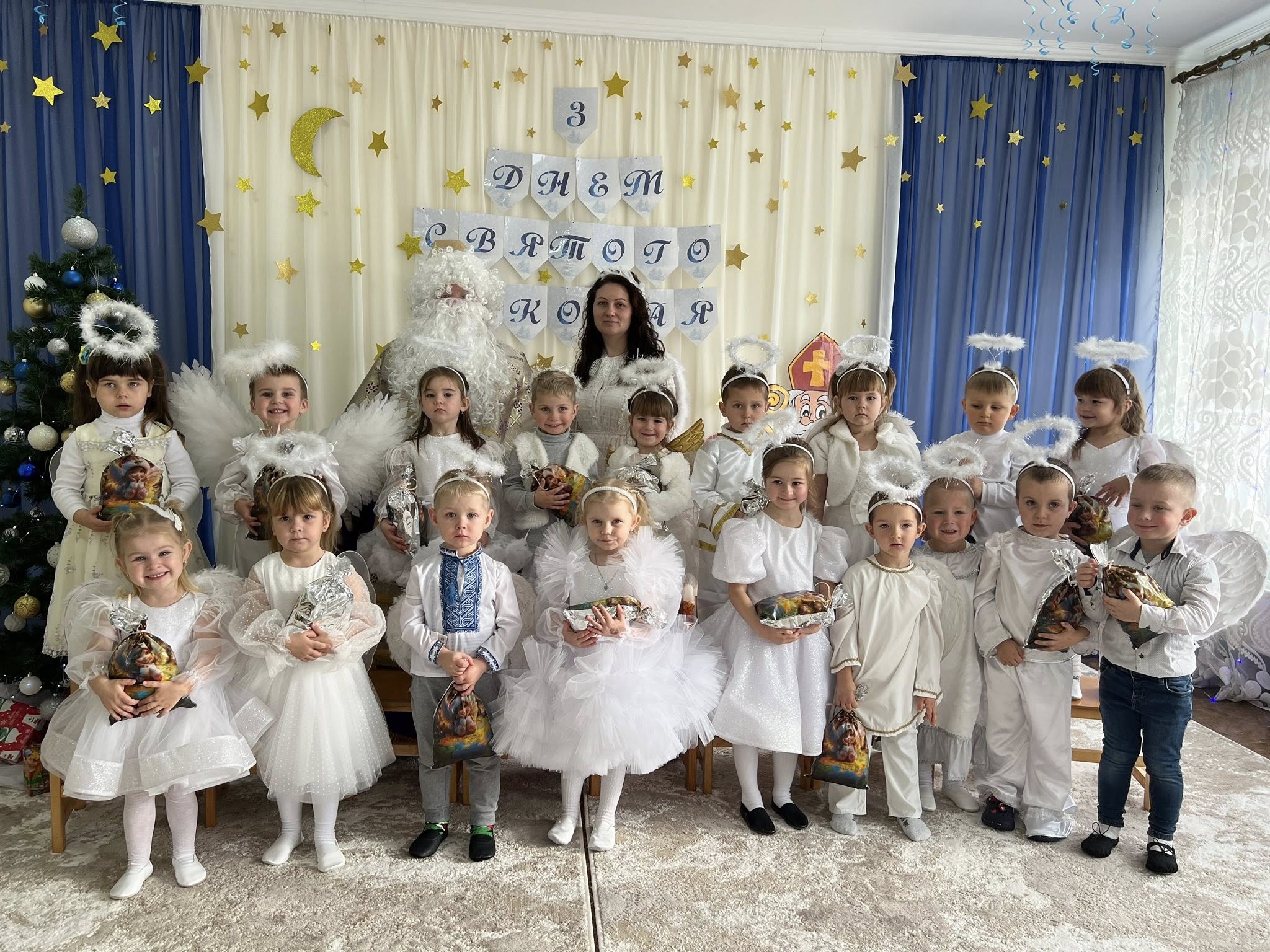 Тематичне свято для вихованців групи середнього дошкільного віку на тему : "Миколай мандрує краєм"